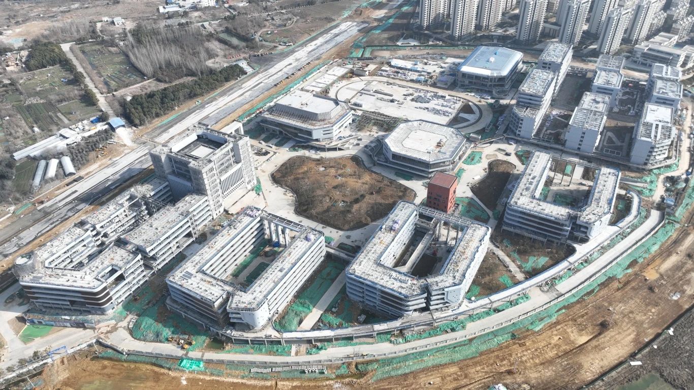 為確保合肥一中淝河校區(qū)項(xiàng)目2024年竣工交付節(jié)點(diǎn)如期完成，迅速掀起春節(jié)后復(fù)工即大干勞動(dòng)熱潮，形成一股緊張快干、提速爭(zhēng)先的濃厚氛圍，2月16日，合肥一中淝河校區(qū)項(xiàng)目召開節(jié)后復(fù)工動(dòng)員大會(huì)。會(huì)上，各部門負(fù)責(zé)人報(bào)告了2023年度收尾工作情況及今年的工作任務(wù)，以月、周為時(shí)間軸線，明確各目標(biāo)節(jié)點(diǎn)，并以圖表的形式對(duì)各勞務(wù)班組負(fù)責(zé)人進(jìn)行全面交底，落實(shí)工作目標(biāo)責(zé)任制，做到責(zé)任到人，切實(shí)做到工作目標(biāo)化，目標(biāo)階段化，階段具體化，具體責(zé)任化。 (2)_副本.jpg